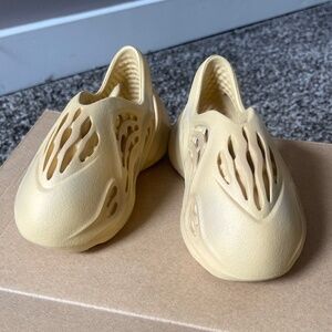 NWT! Never Before Worn! Toddler size‎ 2 adidas Foam Runners